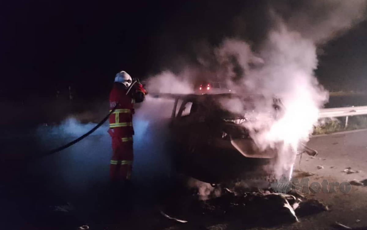 SEORANG remaja maut selepas kereta dipandu bertembung dengan lori 10 tan lalu terbakar, di sini, malam tadi. FOTO Norsyazwani Nasri