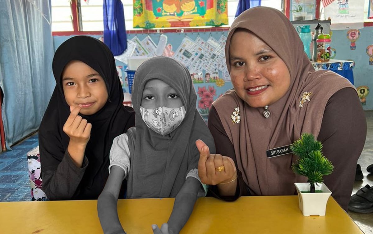 QISTINA bersama rakan baik, Damia (kiri) dan guru kelas Siti Sarah Zakaria (kanan) pada awal November lalu, sebelum meninggal dunia, awal pagi tadi. FOTO ihsan Juriah Saad  