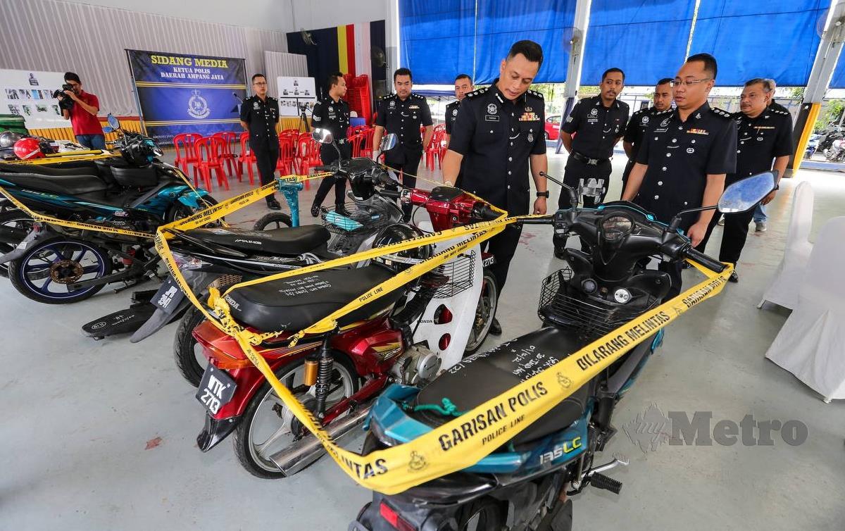 BARANG kes yang dirampasan pada Sidang Media Kejayaan Tangkapan Kes Samun dan Curi Motosikal Bahagian Siasatan Jenayah di Dewan D'Sury, IPD Ampang Jaya. FOTO Aswadi Alias