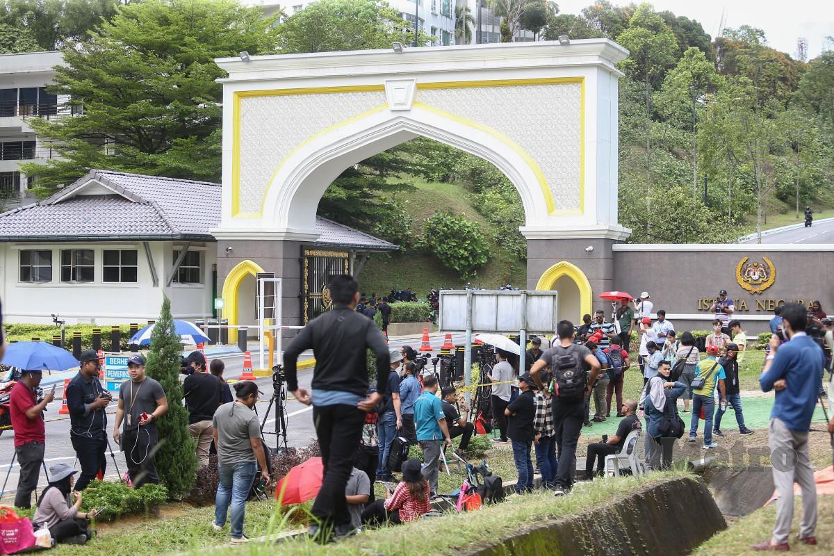 Petugas media setia menanti perkembangan terbaharu di pintu masuk 2 Istana Negara. - FOTO NSTP