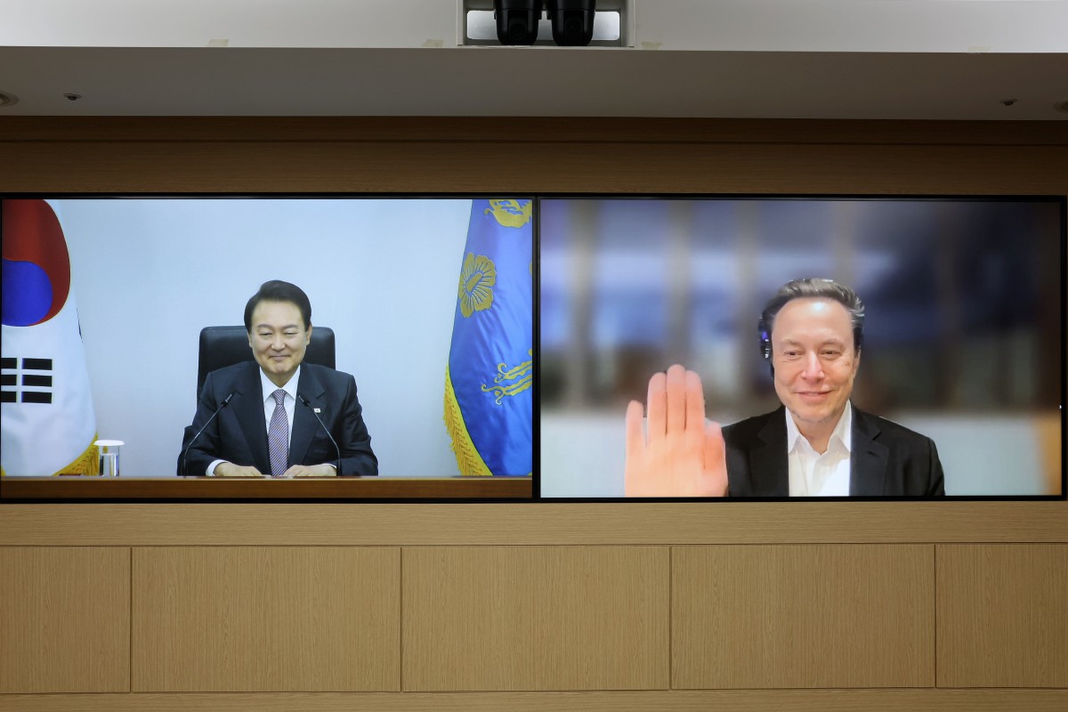 Presiden Yoon Suk-yeol (kiri) mengadakan perbincangan maya dengan Musk. - FOTO EPA