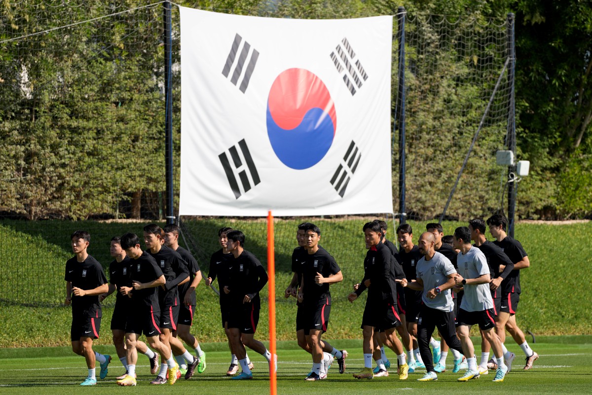 Pemain pasukan Piala Dunia Korea Selatan memanaskan badan menjelang perlawanan menentang Uruguay. - FOTO AP