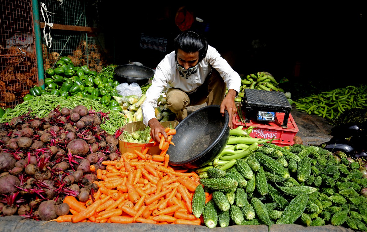 Sayur-sayuran dan buah-buahan yang dijual di pasar di Bangalore, India. Laporan Nutrisi Global mendapati orang ramai gagal mengambil makanan sihat mencukupi seperti buah-buahan dan sayur-sayuran, terutamanya di negara berpendapatan rendah. - FOTO EPA