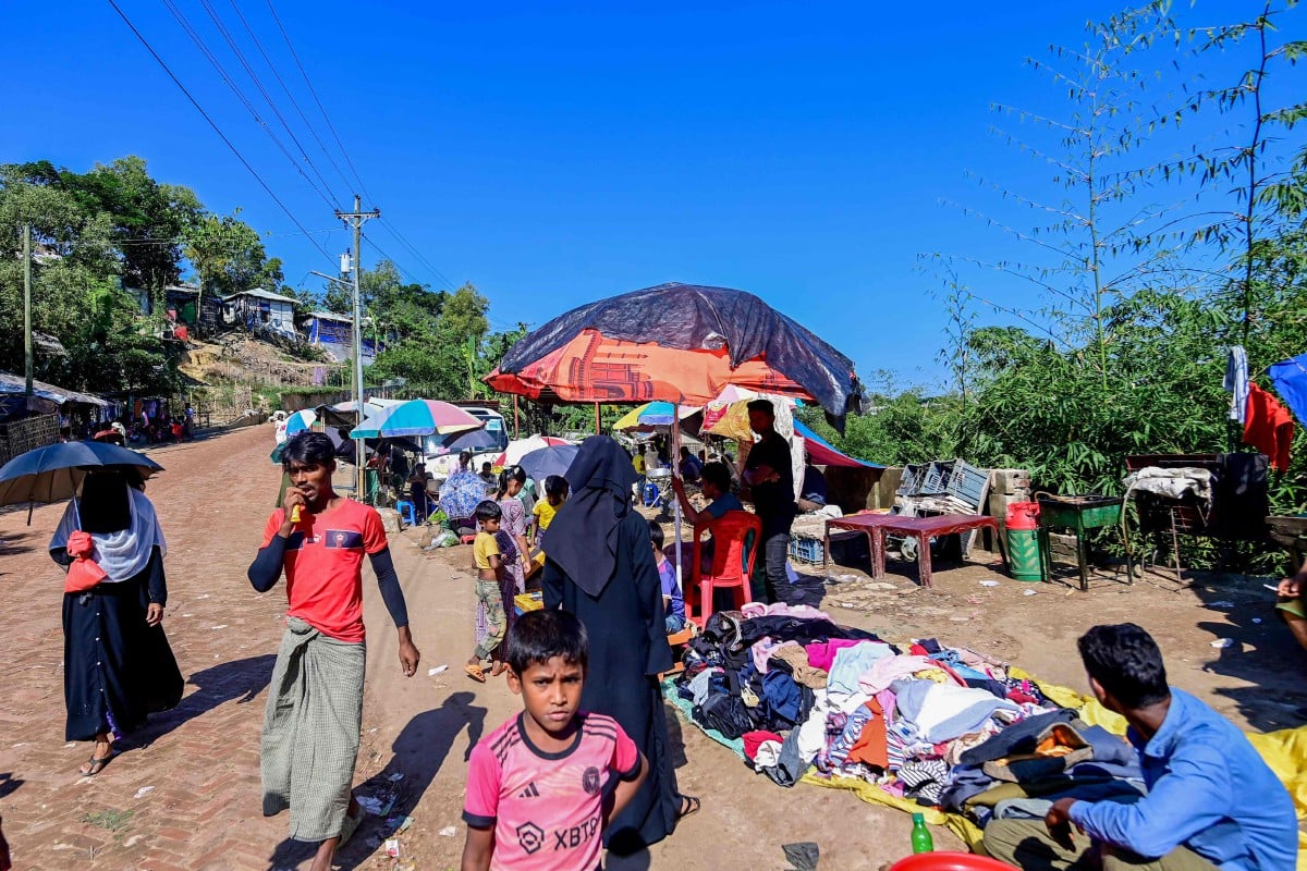 Sebahagian penghuni kem penempatan pelarian Rohingya di Ukhia, Bangladesh berniaga untuk mendapatkan wang bagi menyara keluarga. - FOTO AFP