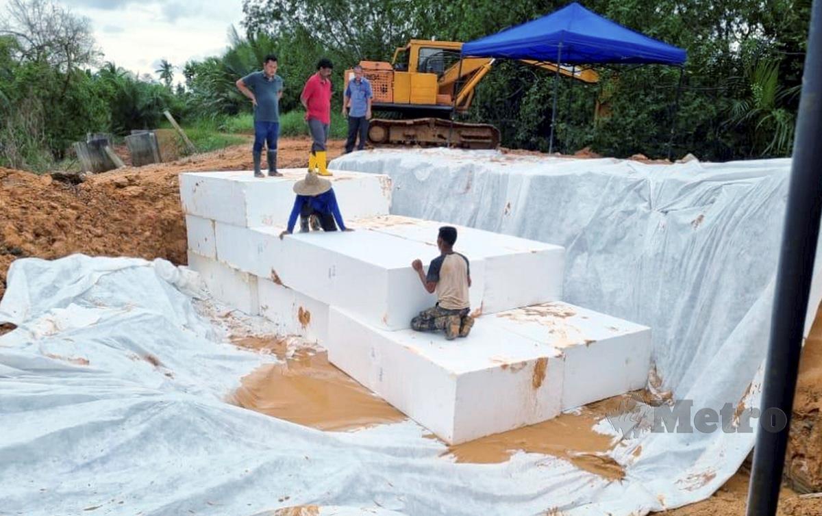 KERJA-KERJA pembinaan bongkah khas diperbuat daripada polistirena untuk mengelakkan ban pecah di Tanjong Karang.