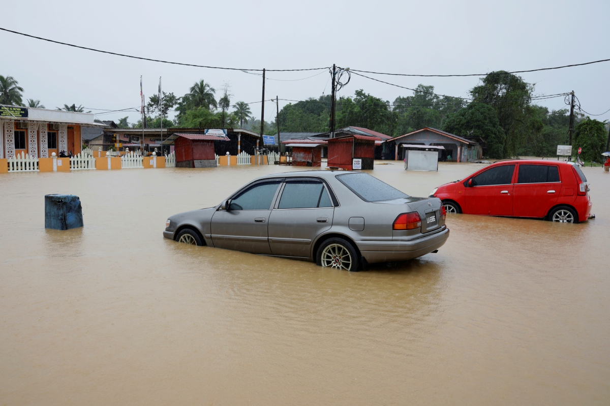 DUA kenderaan ditenggelami banjir ekoran beberapa pemiliknya tidak sempat menyelamatkan kenderaan mereka selepas air naik secara mendadak di Kampung Buluh hari ini. FOTO Bernama