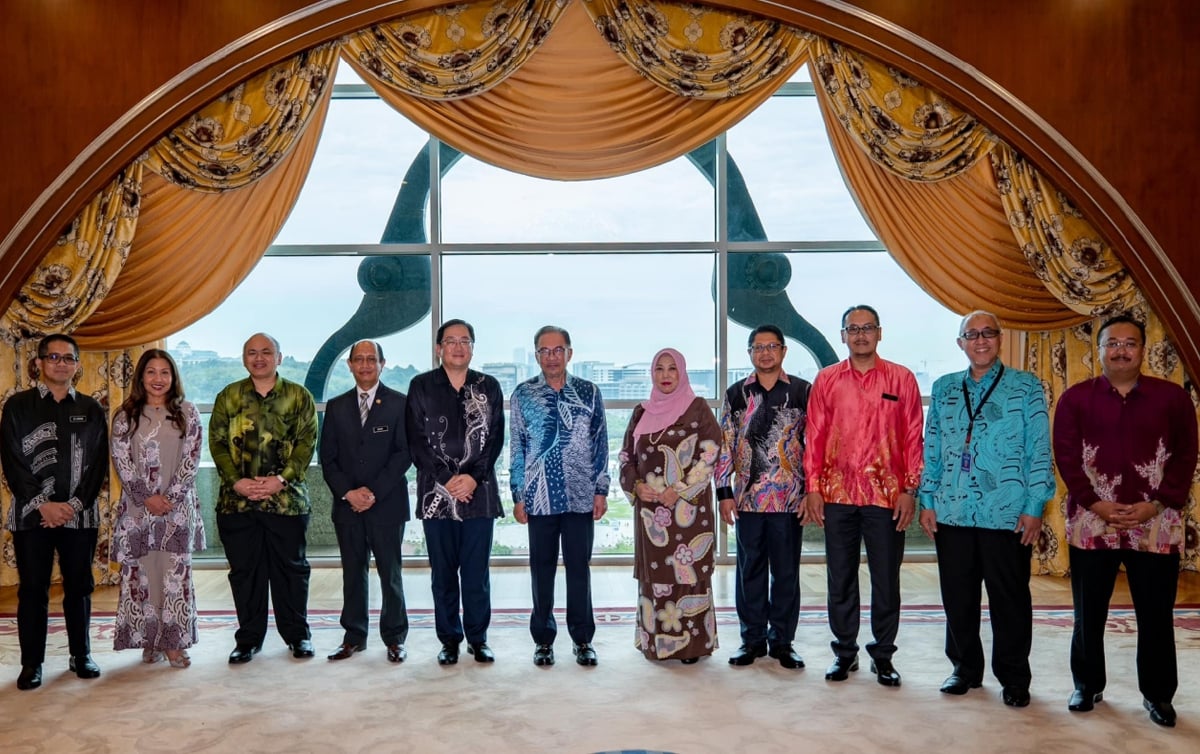 ANWAR (tengah) menerima kunjungan hormat Ketua-ketua Perwakilan Diplomatik Malaysia ke luar negara di pejabatnya. FOTO ihsan FB Anwar Ibrahim