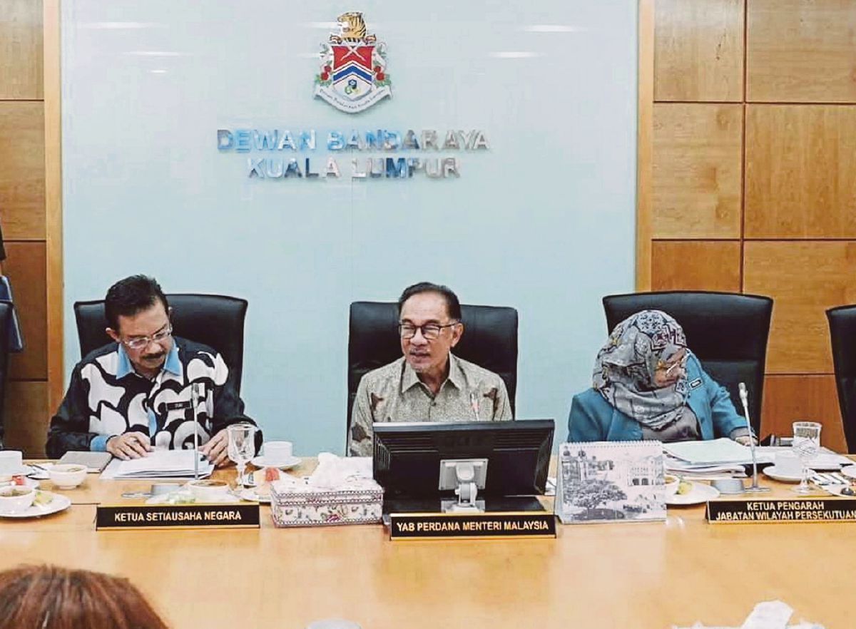 DATUK Seri Anwar Ibrahim ketika mengadakan pertemuan dengan pengurusan tertinggi Dewan Bandaraya Kuala Lumpur (DBKL) semalam. FOTO ihsan Jabatan Perdana Menteri
