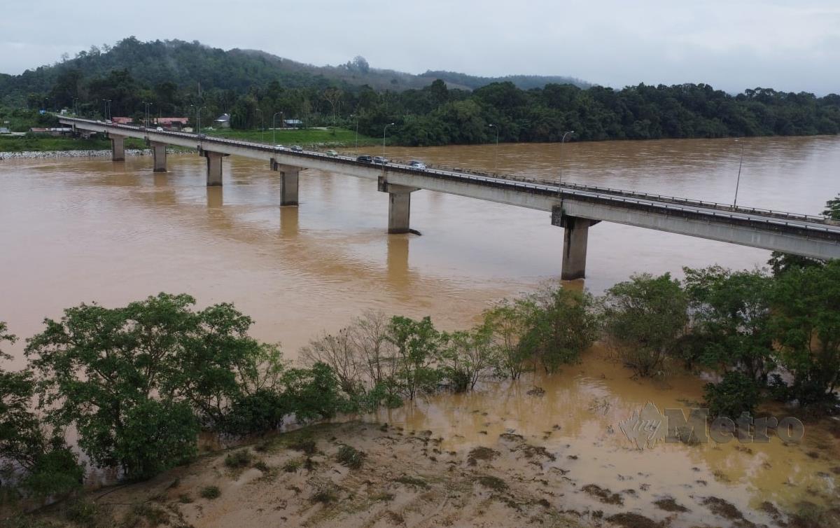 LOKASI kerosakan Jambatan Jalan Machang-Jeli akibat bencana banjir di Bawah Jambatan Kusial Tanah Merah. FOTO Nik Abdullah Nik Omar