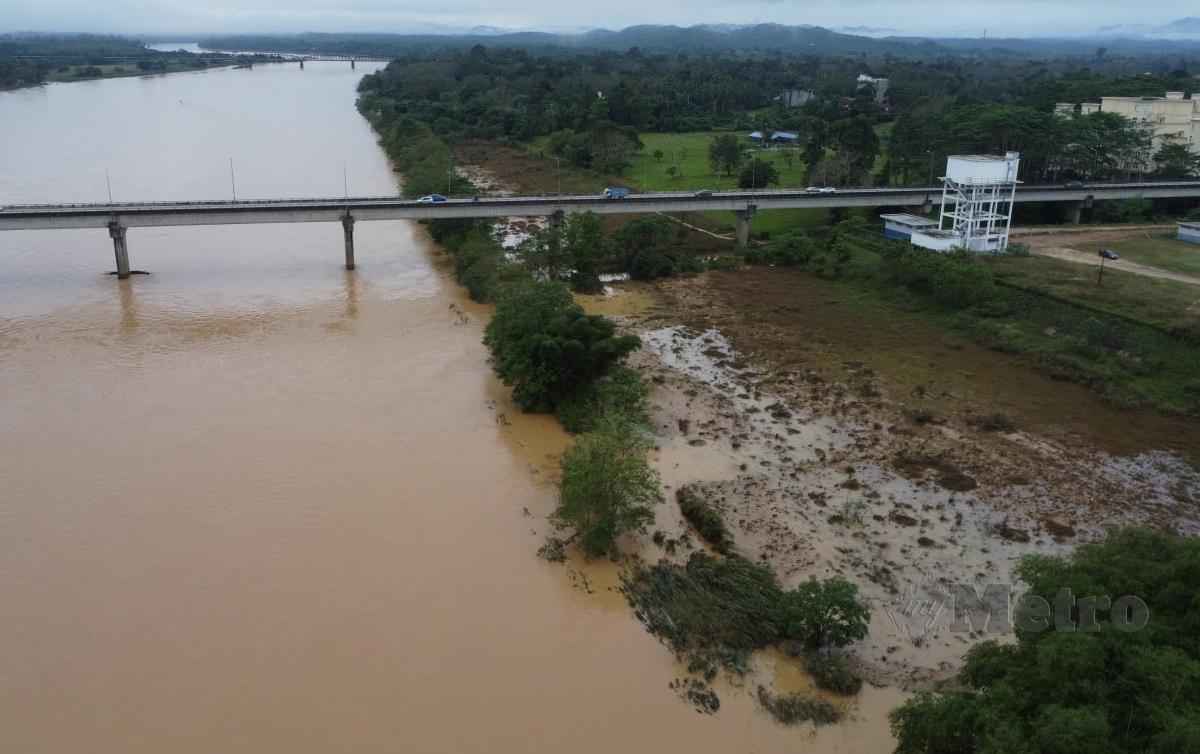 LOKASI kerosakan Jambatan Jalan Machang-Jeli akibat bencana banjir di Bawah Jambatan Kusial Tanah Merah. FOTO NIk Abdullah Nik Omar