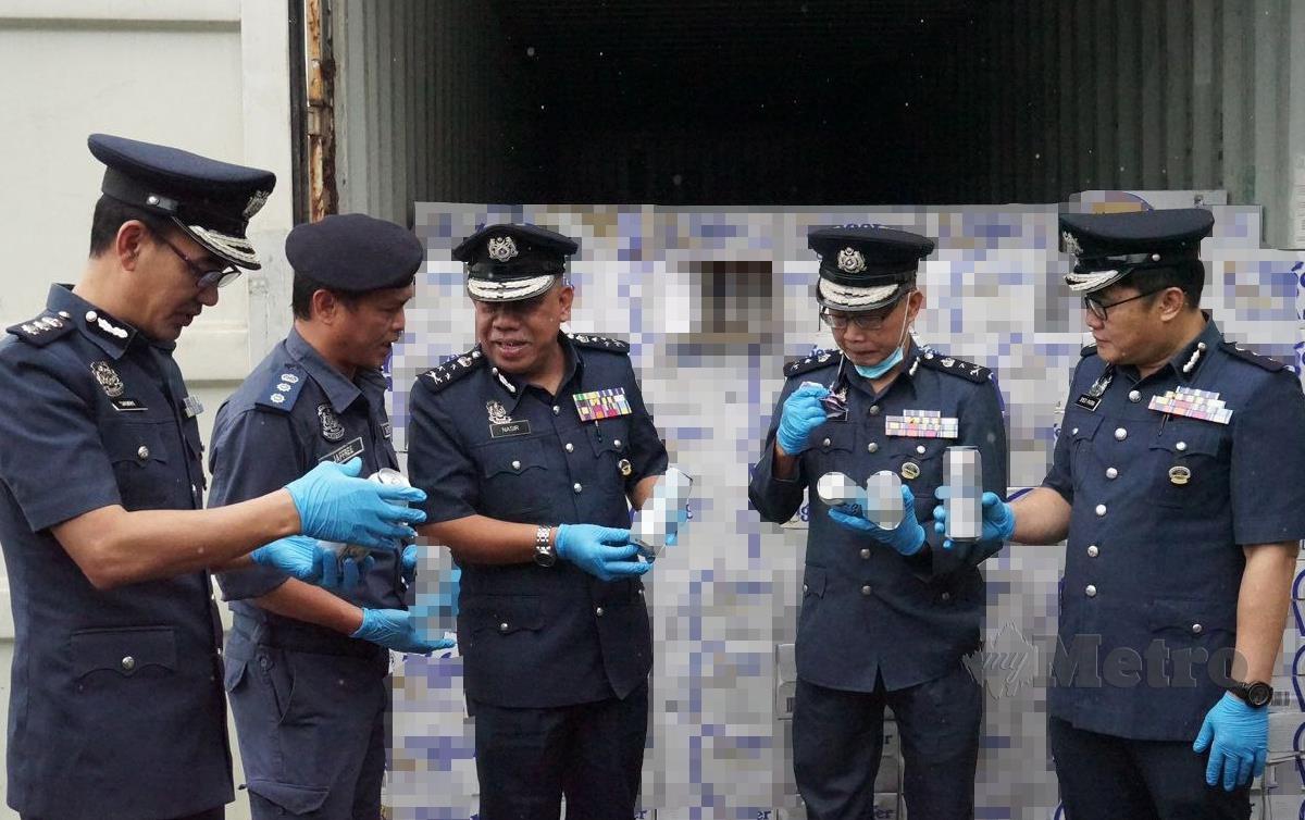 MOHD Nasir memeriksa rampasan minuman keras dan rokok di kawasan pemeriksaan Kastam Pelabuhan Sepanggar, Kota Kinabalu. FOTO Juwan RIduan