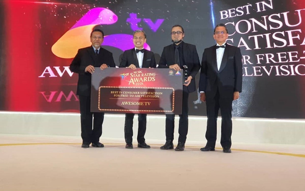 Pengarah Urusan Awesome TV, Johan Ishak menerima anugerah Best In Consumer Satisfaction bagi pihak Awesome TV.