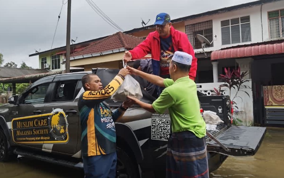 Muslim Care Malaysia Society (MCM) menyerahkan bantuan kepada mangsa banjir di Kelantan dan Terengganu sejak Ahad lalu.