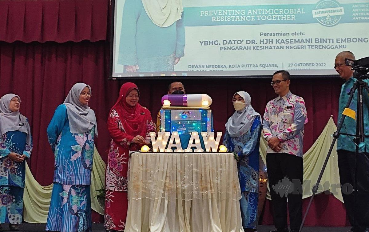 KASEMANI Embong (tiga dari kiri) merasmikan Sambutan Minggu Kesedaran Antibiotic Sedunia Peringkat Negeri Terengganu, di sini, hari ini. FOTO Nurul Fatihah Sulaini