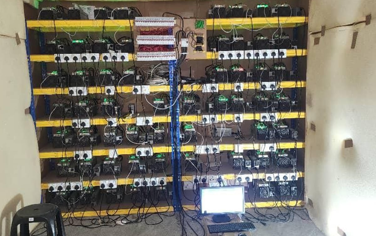 MESIN perlombongan bitcoin dirampas dalam operasi di sebuah premis di Bandar Baru, Keningau. FOTO ihsan PDRM