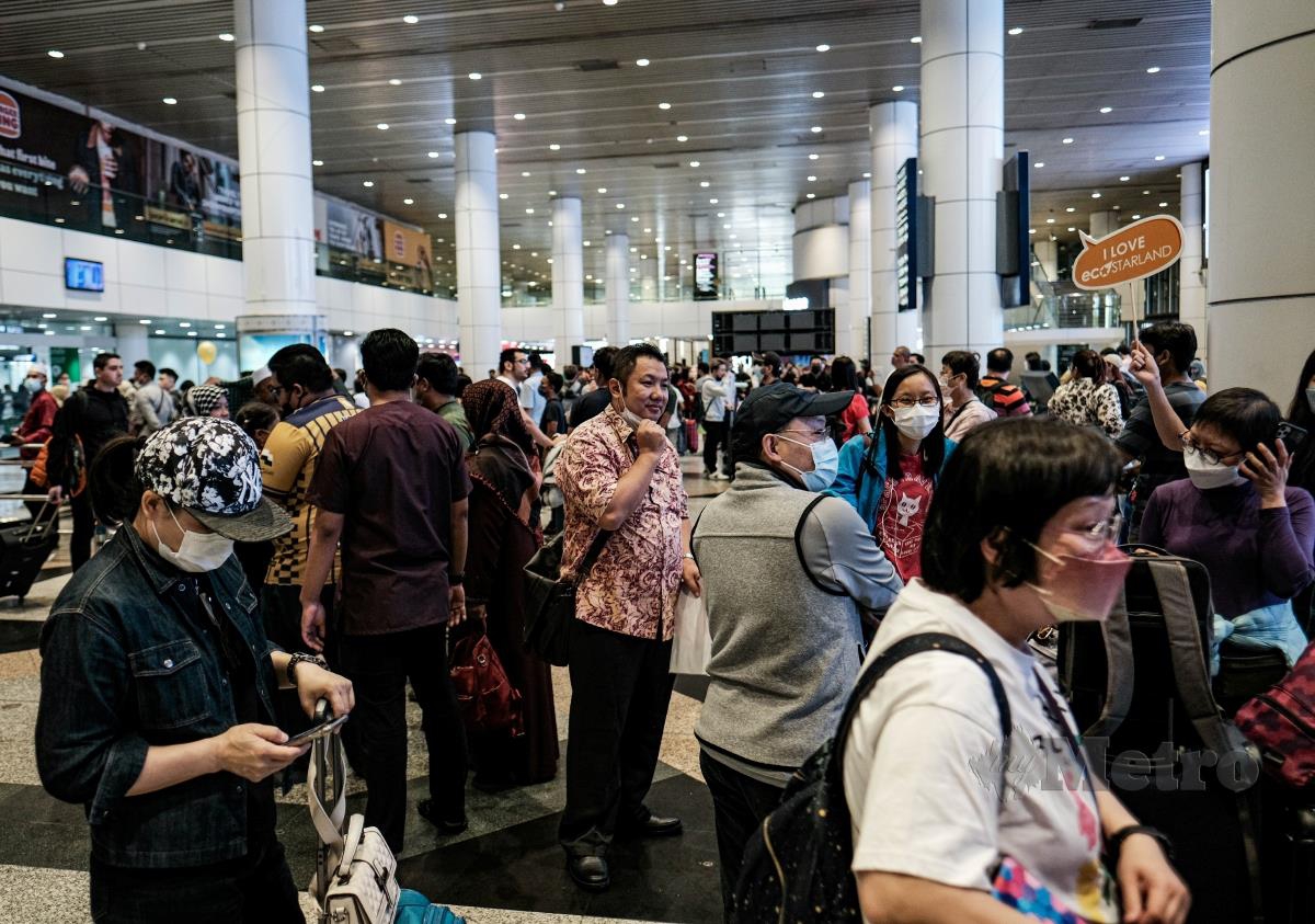 TINJAUAN kemasukan Pelancong dari China memakai pelitup muka ketika tiba di Balai Ketibaan Lapangan Terbang Antarabangsa Kuala Lumpur. FOTO Hazreen Mohamad