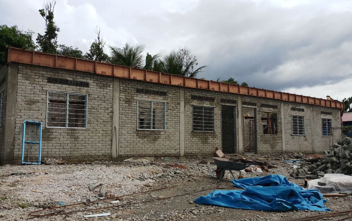 RUMAH baru untuk mangsa yang kehilangan rumah akibat banjir puing pada 4 Julai tahun lalu di Desa KEDA Kampung Sadek, Baling sedang dibina kontraktor yang dilantik kerajaan negeri. FOTO ihsan pembaca