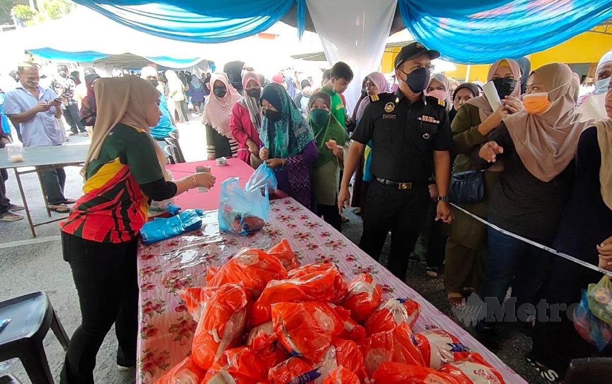 ORANG ramai yang beratur untuk membeli barangan keperluan harian yang dijual di Karnival Jualan Rahmah, Kompleks Belia dan Sukan, Jalan Stadium. FOTO Zuliaty Zulkiffli