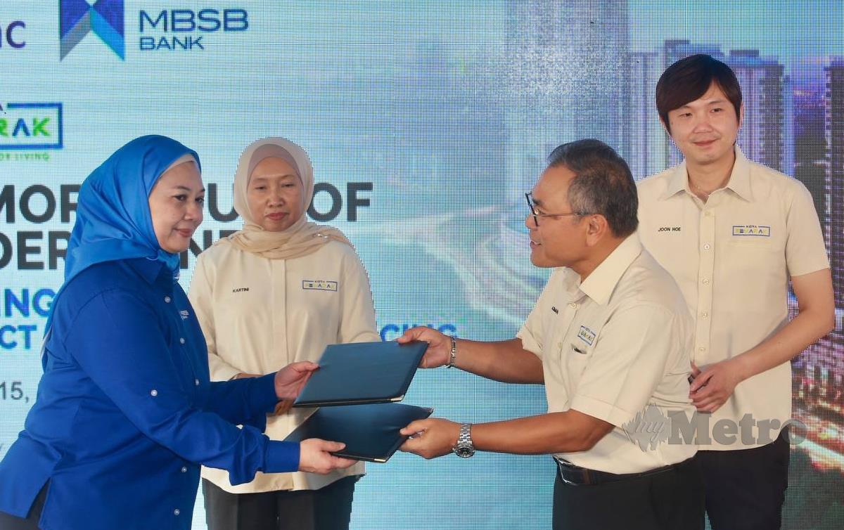 AZMAN Ibrahim (kanan) bertukar dokumen dengan MBSB Bank, Nor Hanim Ahmad Kushairi dan di saksikan Pengerusi TH Properties, Datin Kartini Abdul Manaf. FOTO Fathil Asri