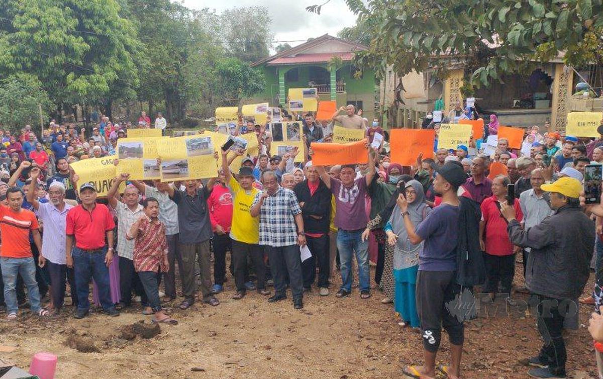 LEBIH 500 penduduk di Parlimen Rantau Panjang menyertai demostrasi aman membantah pembinaan PLSB di Kampung Tersang, di sini, hari ini  FOTO Syaherah Mustafa