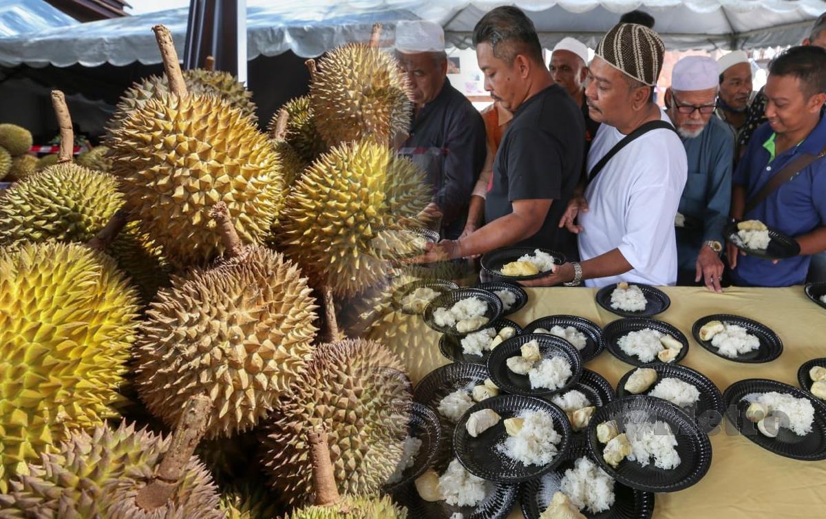 ORANG ramai tidak melepaskan peluang dijamu dengan pulut durian yang di anjurkan oleh  sebuah syarikat pembekal kelengkapan dobi layan diri, AriqAisyah Trading. FOTO Nik Abdullah Nik Omar