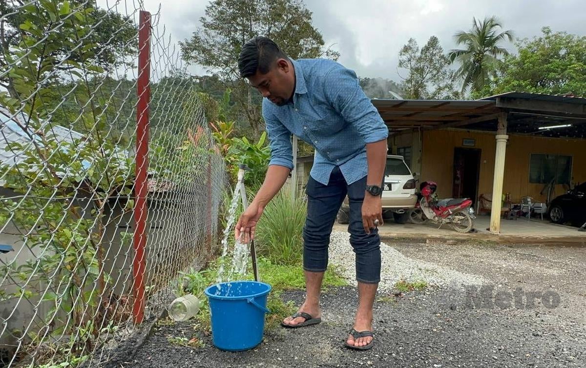 Mohd Noor fazley menunjukan air bukit yang di tandak di rumahnya di RKT Kesedar Renok Baru, di sini. FOTO Paya Linda Yahya