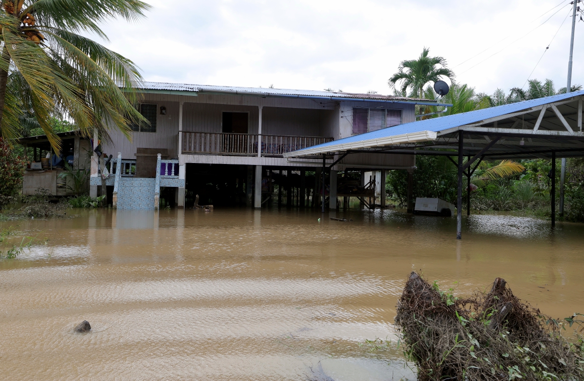 KEADAAN kawasan rumah penduduk Kampung Ongkilan yang masih digenangi air berikutan banjir yang melanda kampung tersebut. FOTO Bernama