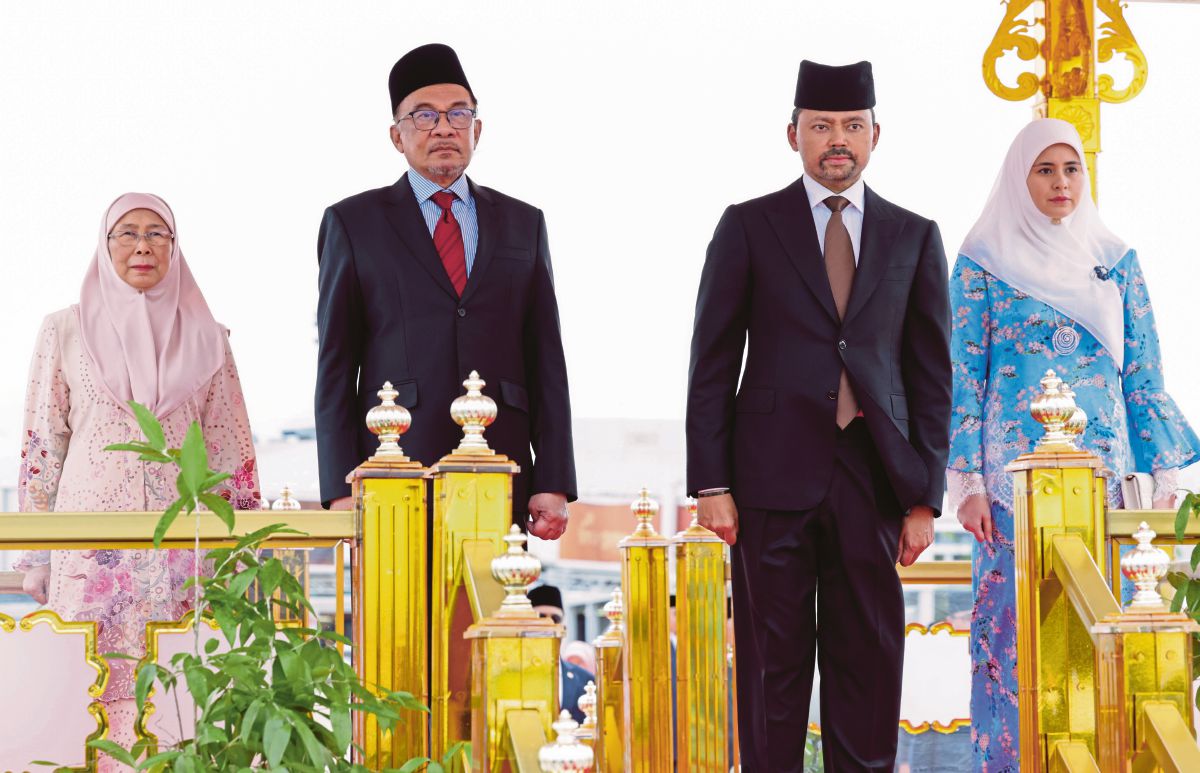 ANWAR Ibrahim dan isteri Datuk Seri Dr Wan Azizah (kiri) bersama Putera Mahkota Brunei Pengiran Muda Mahkota Al-Muhtadee Billah Sultan Hassanal Bolkiah dan isteri Pengiran Anak Isteri Pengiran Anak Sarah. FOTO Bernama