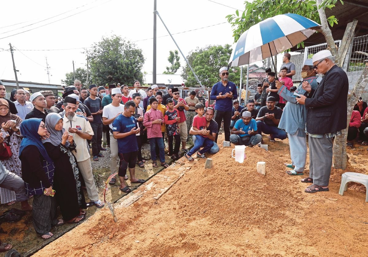 JENAZAH dua beradik Muhammad Zharfan Noramin dan Muhammad Syakir selamat dikebumikan di Tanah Perkuburan Islam Kampung Melayu, Layang-Layang, Kluang pada 10.40 pagi ini. FOTO Bernama