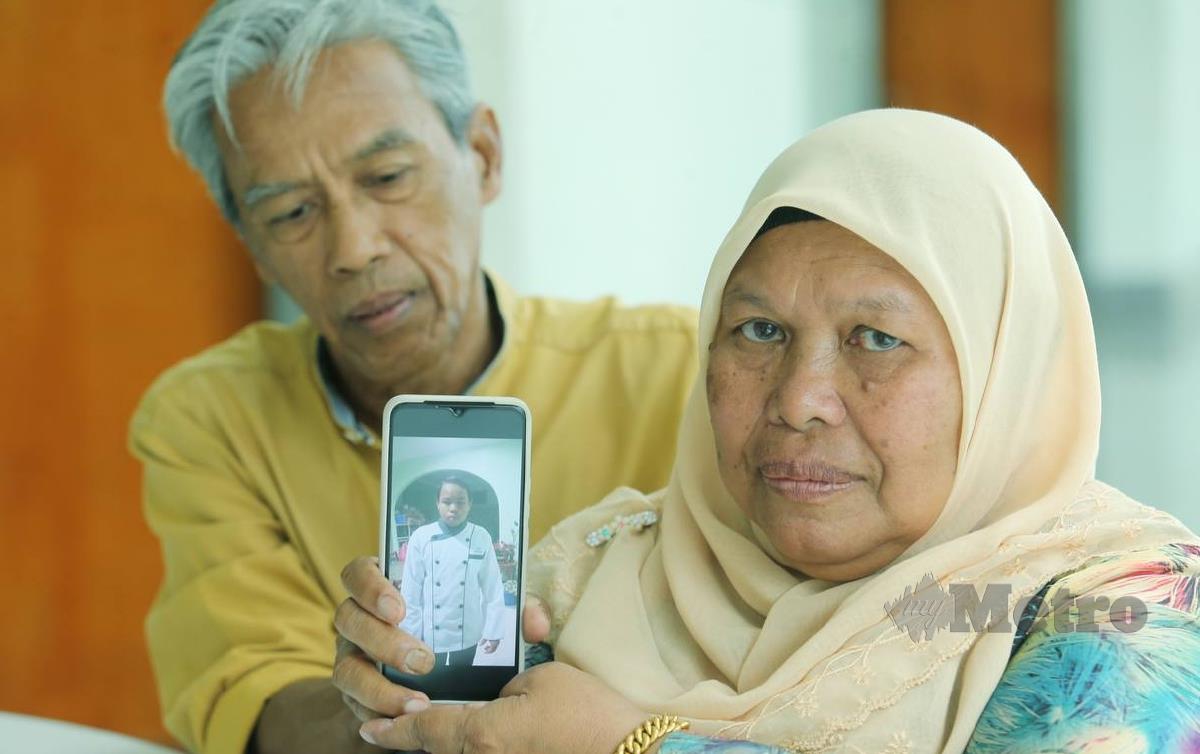 CHE Cha Iberahim menunjukan gambar arwah anaknya Muhammad Rohaizad Roslan.  FOTO Rohanis Shukri