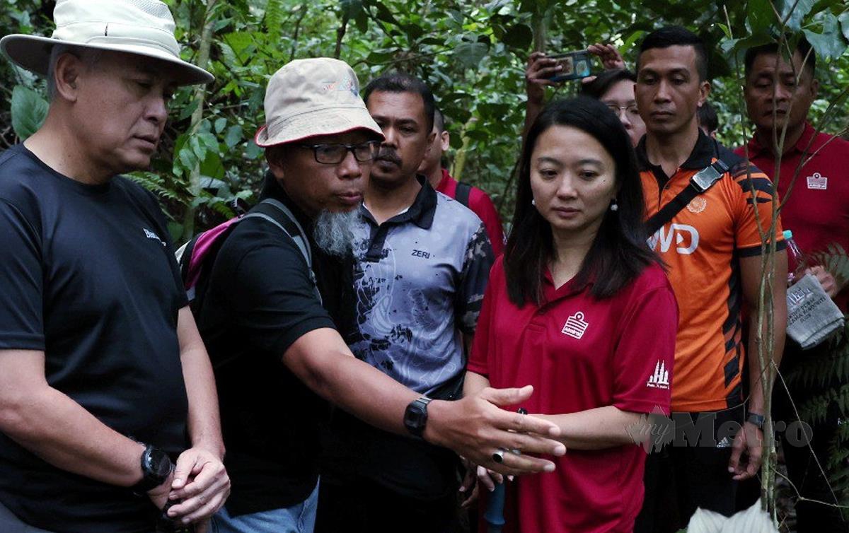 HANNAH Yeoh (baju merah) ketika program hiking bersama komuniti peringkat polis kontinjen Kuala Lumpur. FOTO Eizairi Shamsudin
