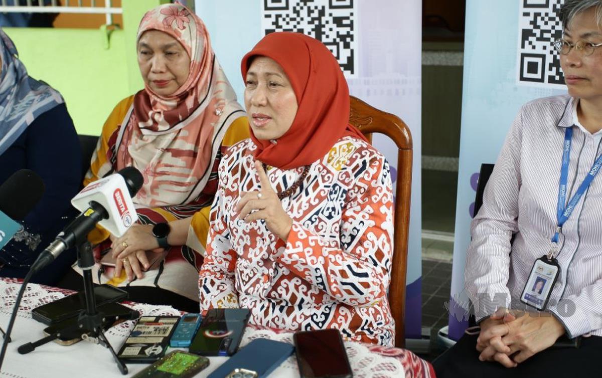 DATUK Seri Nancy Shukri membuat lawatan Ke Anjung Kasih Hospital Umum Sarawak. FOTO Nadim Bokhari