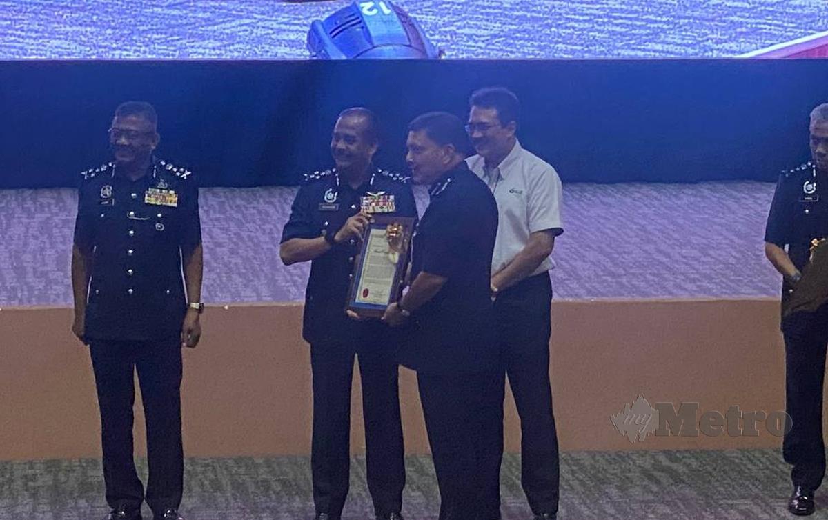 TAN Sri Razarudin Husain menyampaikan sijil anugerah kontinjen terbaik kepada Ibu Pejabat Kontinjen Kuala Lumpur pada majlis penutup Op Selamat -19 di sini, hari ini.
