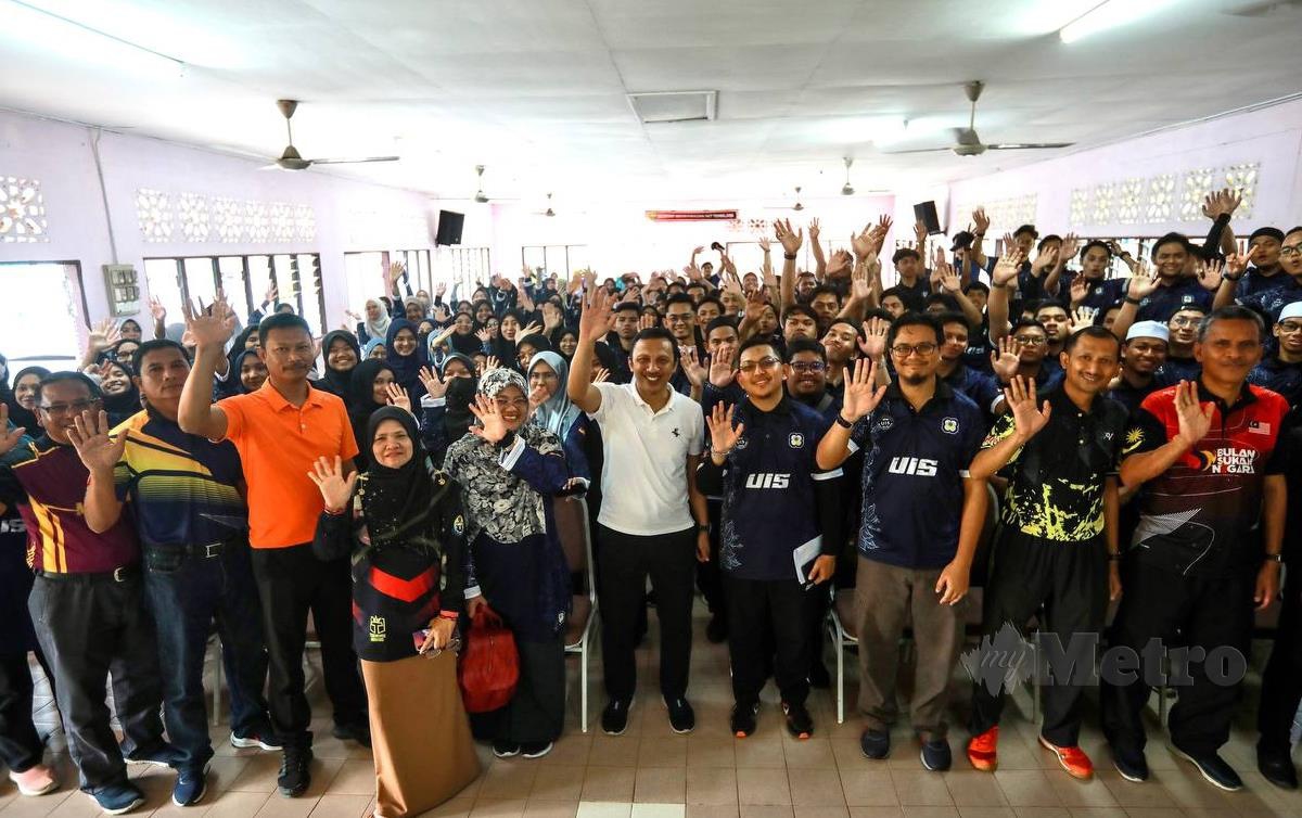 ROZI Mamat (tengah) semasa merasmikan misi bantuan pasca banjir Pantai Timur Universiti Islam Antarabangsa Selangor (UIS) di Sekolah Kebangsaan Tengkawang. FOTO Ghazali Kori