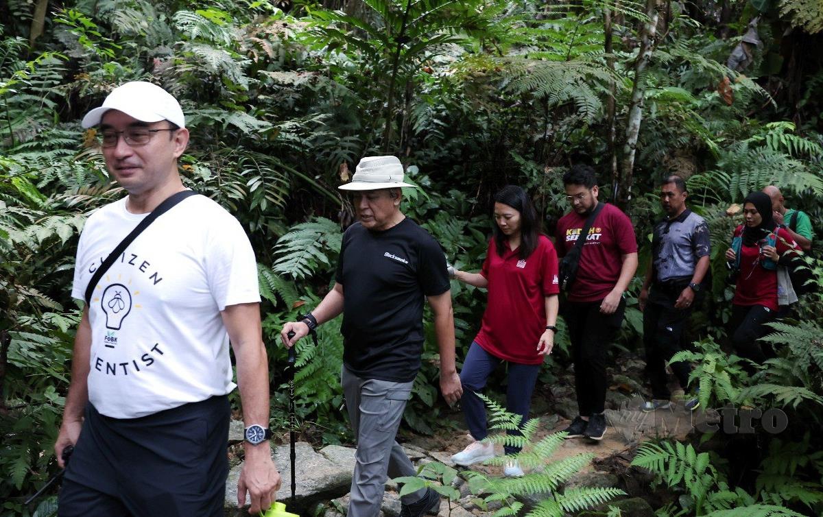 Tan Sri Acryl (baju hitam, topi putih) dan Hannah Yeoh (baju merah) bersama peserta ketika program hiking bersama komuniti peringkat polis kontinjen Kuala Lumpur di Taman Perseketuan Bukit Kiara. FOTO Eizairi Shamsudin