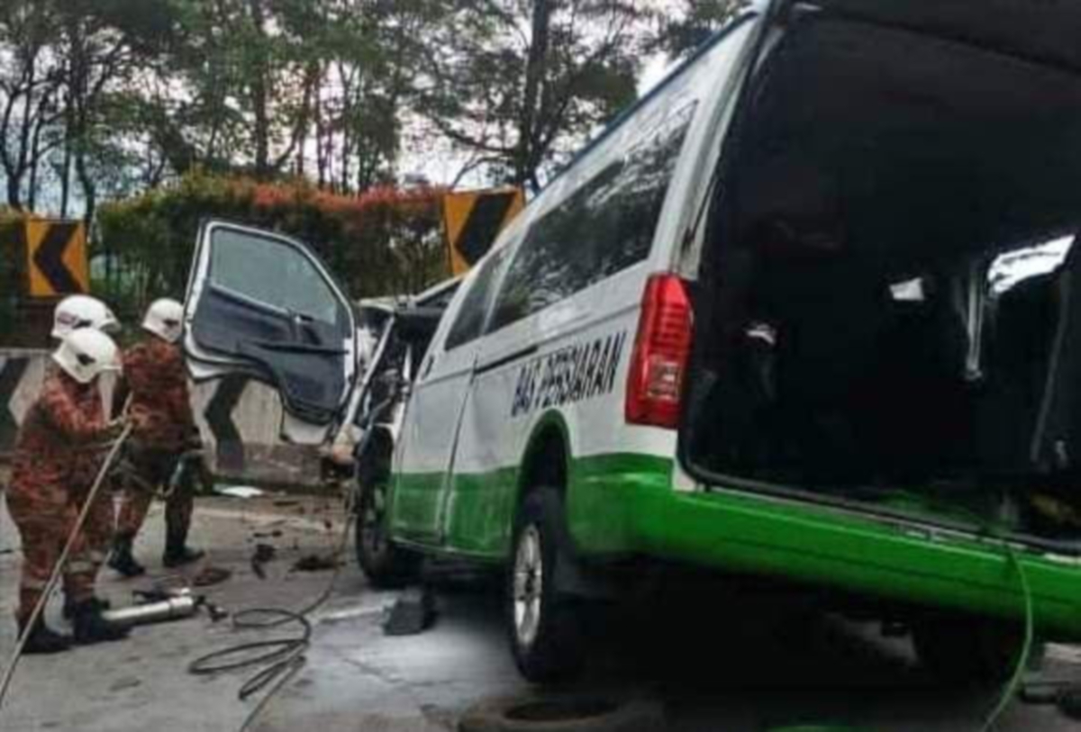 ENAM orang maut daripada  seramai 14 mangsa dalam kemalangan sebuah van yang dipercayai terbabas dalam perjalanan turun dari Genting Highlands petang ini. FOTO Ihsan Bomba