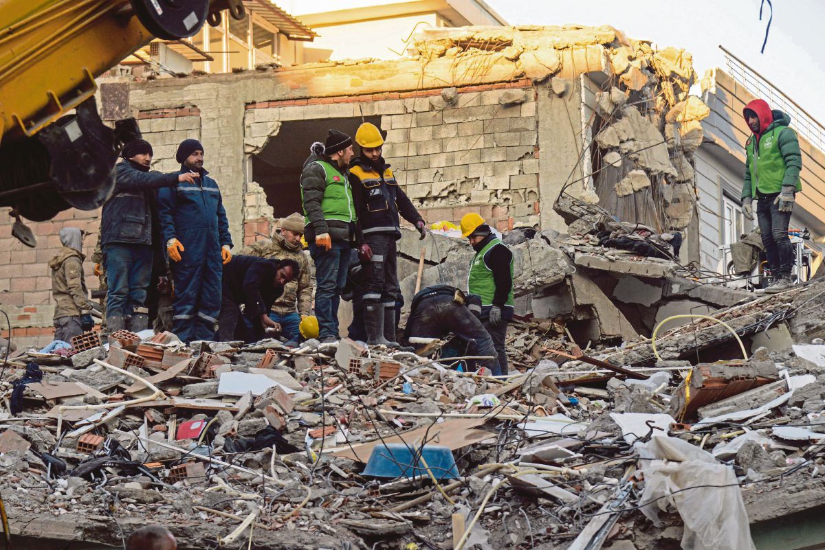 MISI pencarian mangsa masih beroperasi setelah beberapa hari selepas kejadian gempa bumi yang berlaku di Turkiye. FOTO AFP