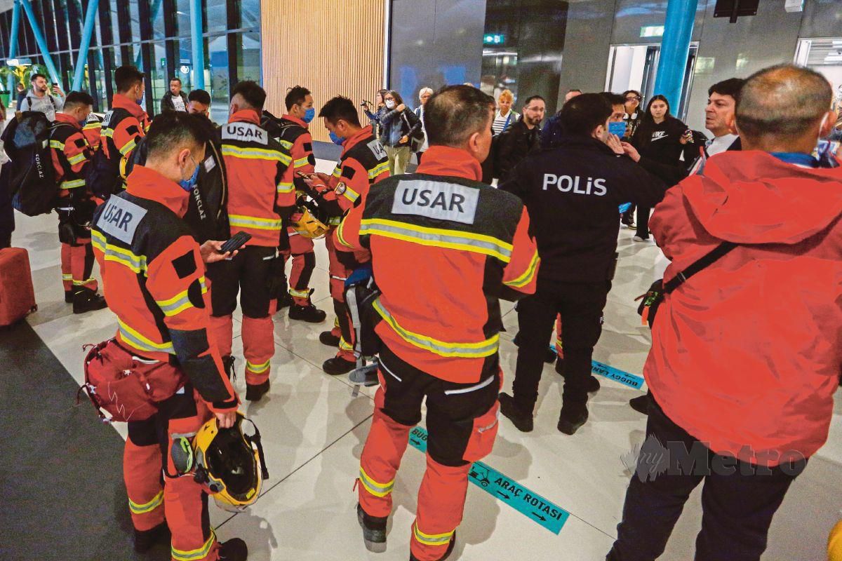 PASUKAN misi mencari dan menyelamat (USAR) dari pelbagai negara tiba bagi misi menyelamat dan mencari mangsa gempa bumi Turkiye ketika tiba di Lapangan Terbang  Istanbul, Turkiye. FOTO Aizuddin Saad