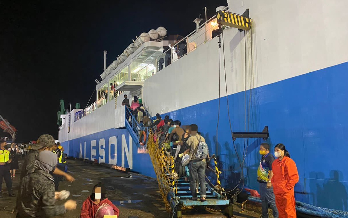 SEBAHAGIAN warga Filipina yang dihantar kembali ke negara asal oleh Jabatan Imigresen Malaysia (JIM) Sabah di Pelabuhan Sandakan. FOTO ihsan JIM