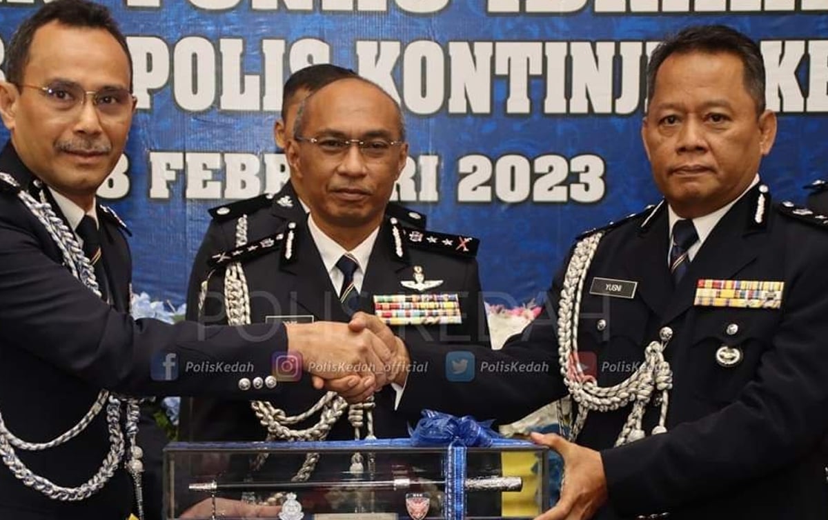 YUSNI Mohd Jamil (kanan) menerima tugas daripada Senior Asisten Komisioner Daud Omar (kiri) di Majlis Serah Terima Tugas Ketua Cawangan Khas Kedah. FOTO ihsan PDRM
