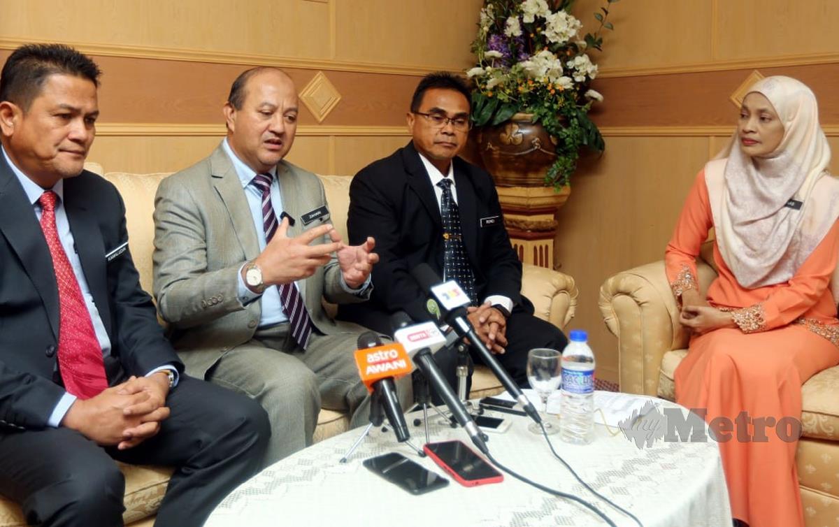 DR Mohd Zahari Ismail (tiga kanan) ketika hadir pada Majlis Aspirasi Ketua Pengarah Politeknik dan kolej Komuniti di Politeknik Ungku Omar Ipoh. FOTO L Manimaran