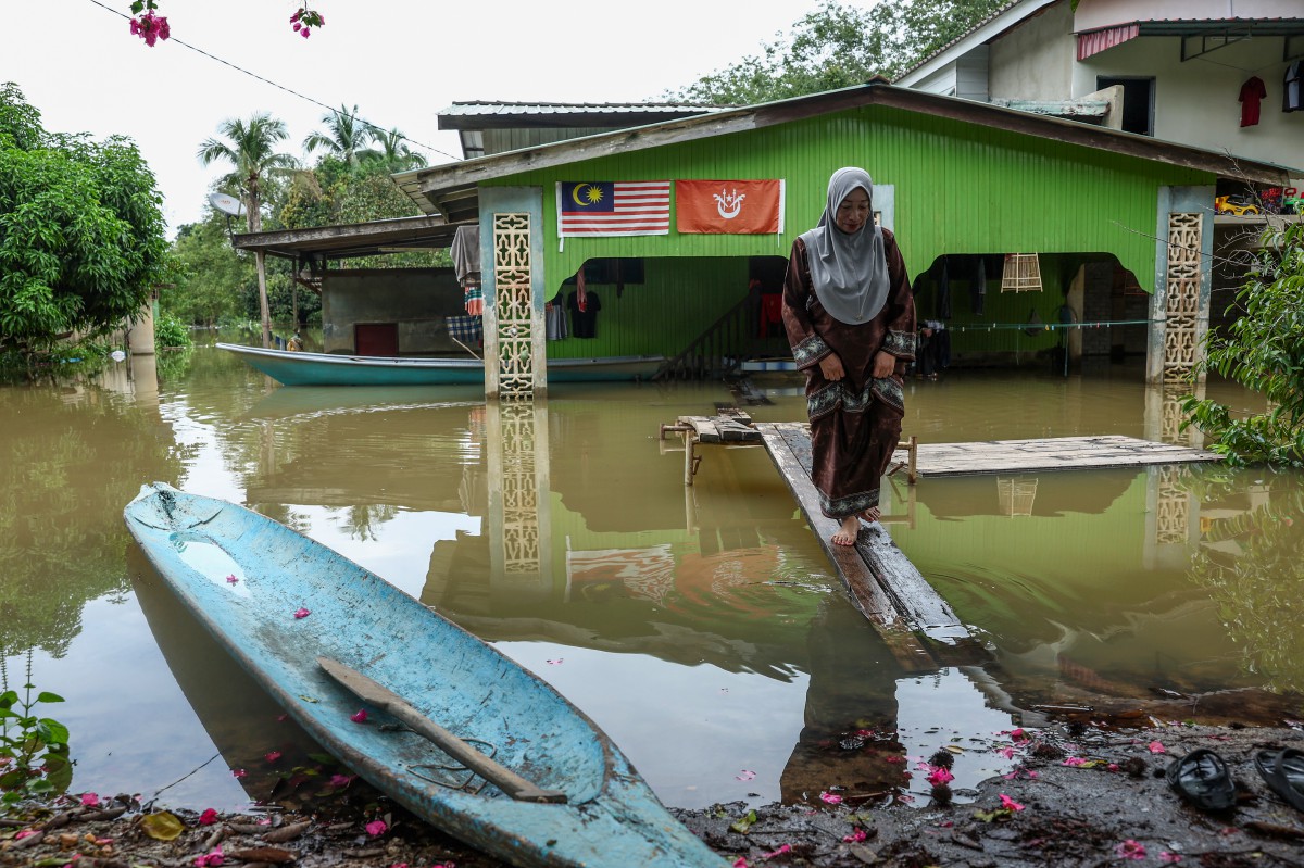PASIR MAS, 23 Nov -- Halaman beberapa buah rumah di Kampung Tersang, Rantau Panjang digenangi air akibat limpahan Sungai Golok ketika tinjauan Bernama.
