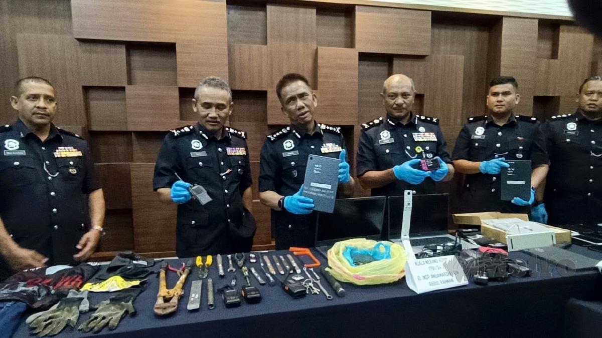 Ketua Polis Kedah, Datuk Fisol Salleh (tengah) menunjukkan barangan yang diperoleh selepas berjaya menumpaskan Geng Capang. FOTO ZULIATY ZULKIFFLI