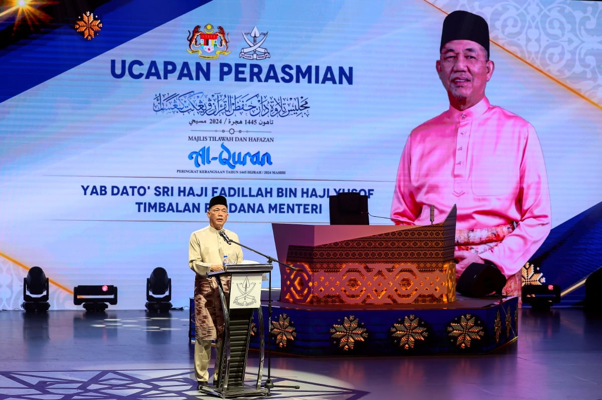 Timbalan Perdana Menteri Datuk Seri Fadillah Yusof berucap pada Majlis Tilawah dan Hafazan Al Quran (MTHQK) Peringkat Kebangsaan Tahun 1445H/2024M di sini hari ini. FOTO BERNAMA
