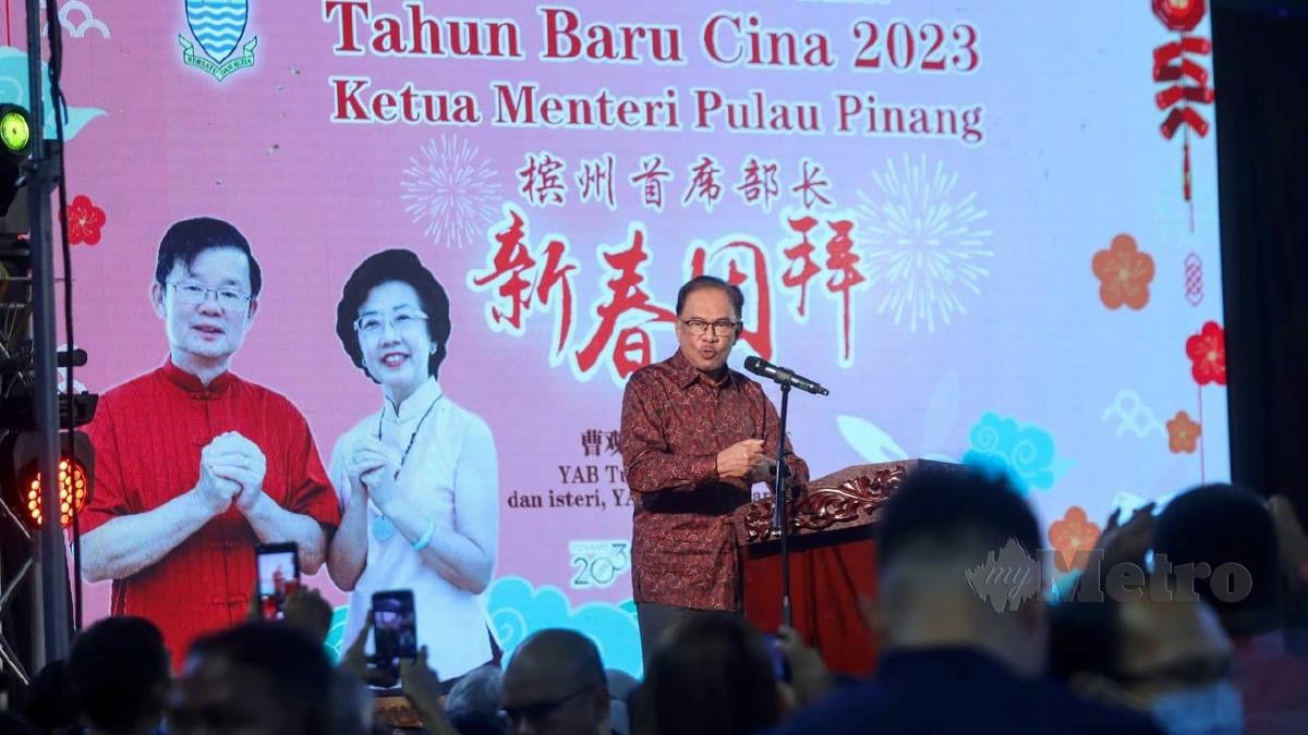 ANWAR ketika berucap pada majlis Rumah Terbuka Tahun Baru Cina 2023 Ketua Menteri Pulau Pinang di Spice Arena, Bayan Lepas di sini. FOTO DANIAL SAAD
