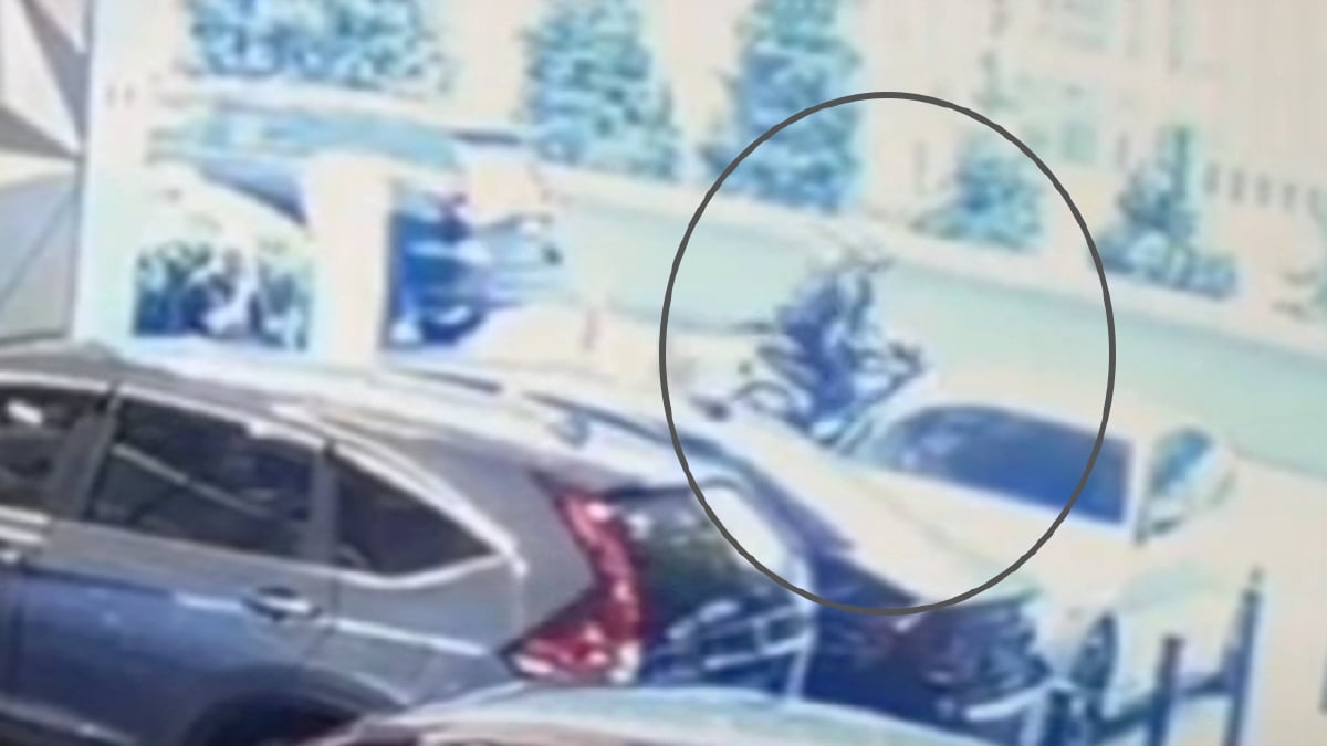 Rakaman CCTV memaparkan seorang lelaki bermotosikal dipercayai seorang lagi suspek yang menunggu berhampiran kenderaan Faisal. TANGKAP layar video viral