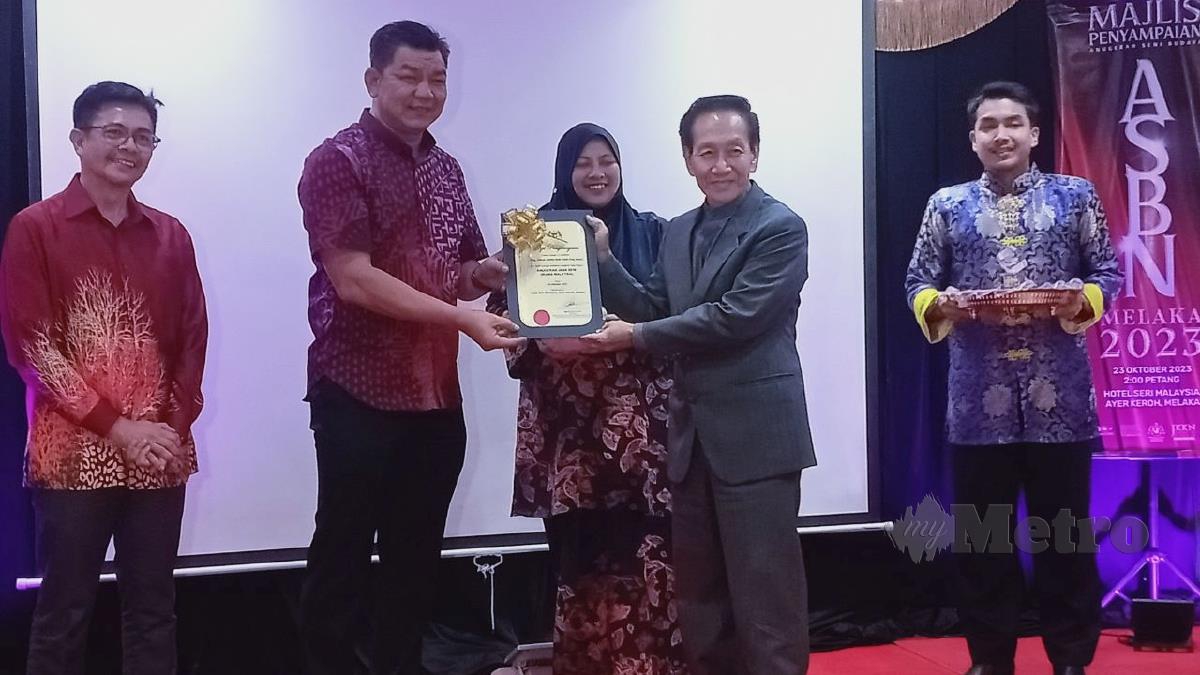 Datuk Abdul Razak Abdul Rahman menyampaikan anugerah kepada penyanyi lagenda, Datuk Andre Goh yang menerima Anugerah Jasa Seni (Irama Malaysia) sempena Anugerah Seni Budaya Melaka, hari ini. FOTO AMIR MAMAT