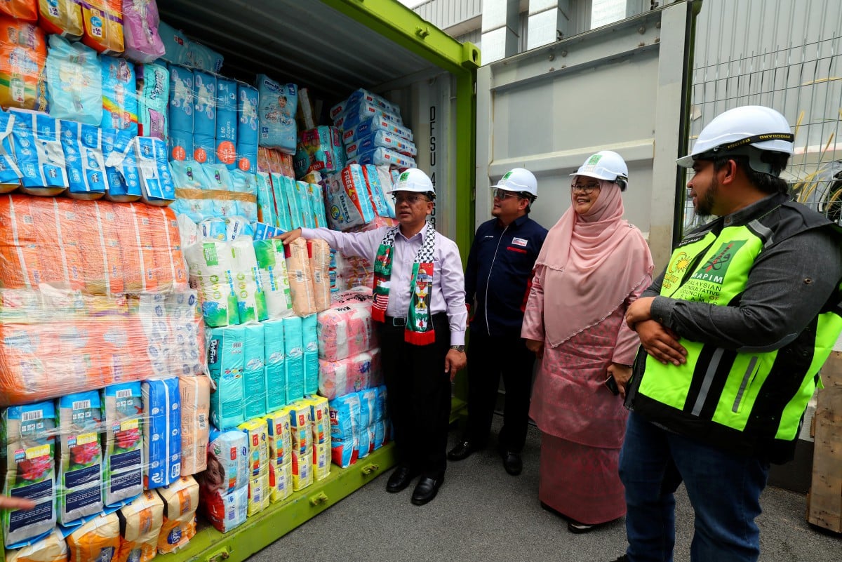 Datuk Dr Mohd Na'im Mokhtar (kiri) melihat barangan pada penyampaian sumbangan dan lawatan ke pusat pengumpulan barangan bantuan Kemanusiaan Palestin di Gudang Majlis Perundingan Pertubuhan Islam Malaysia (MAPIM), Bandar Serenia hari ini. FOTO BERNAMA