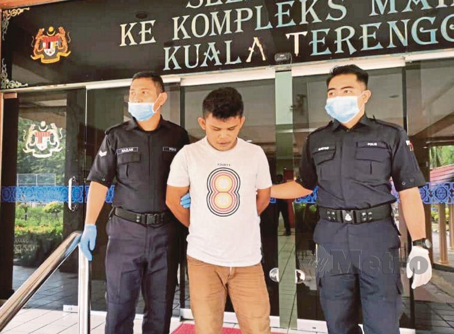 TERTUDUH, Tek Zamani Mamat@Mohamad, 27, mengaku tidak bersalah di Mahkamah Majistret Kuala Terengganu atas pertuduhan menumbuk mulut dan dahi isterinya selepas berlaku perselisihan faham. FOTO Zatul Iffah Zolkiply