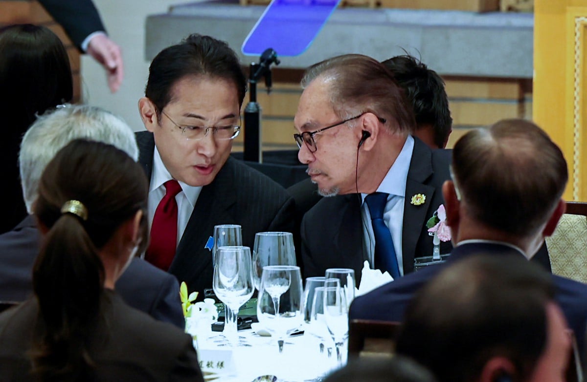 Perdana Menteri Datuk Seri Anwar Ibrahim bersama Perdana Menteri Jepun Fumio Kishida. FOTO BERNAMA